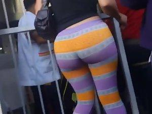 Ass that sticks out of a big crowd Picture 2
