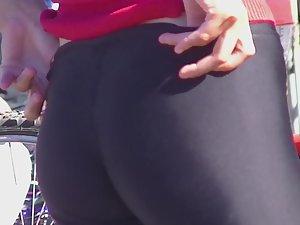 Very close look on hot cameltoe Picture 3