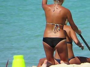 Hot beach girls paddle their surfboard Picture 2