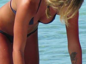 Hot beach girls paddle their surfboard Picture 7
