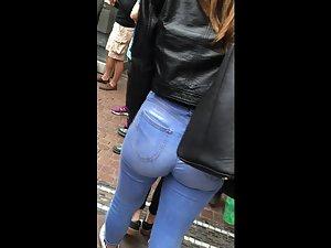 Blue jeans makes her butt cheeks pop out Picture 2