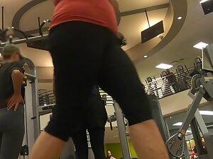 Booty building moments of fit ass in the gym Picture 2