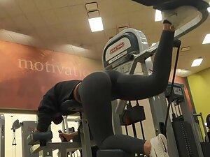 Booty building moments of fit ass in the gym Picture 4