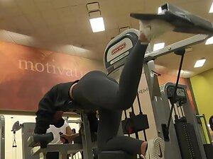 Booty building moments of fit ass in the gym Picture 5
