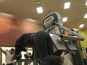 Booty building moments of fit ass in the gym Picture 7