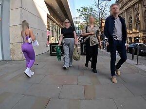 Blonde sex bomb is most noticeable girl on street Picture 2