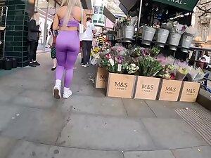 Blonde sex bomb is most noticeable girl on street Picture 3