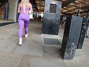 Blonde sex bomb is most noticeable girl on street Picture 5