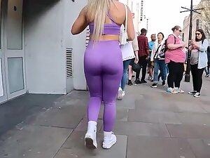 Blonde sex bomb is most noticeable girl on street