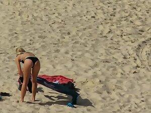 Three hotties in thong bikinis on a big beach Picture 8