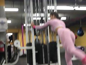 Hot butt muscles flexing and releasing in the gym Picture 2