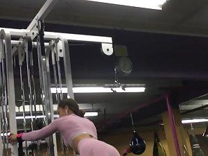 Hot butt muscles flexing and releasing in the gym Picture 3