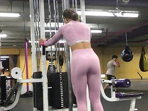 Hot butt muscles flexing and releasing in the gym Picture 5