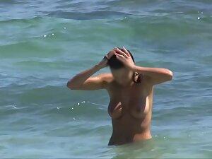 Irresistible big boobs in topless on the beach Picture 1