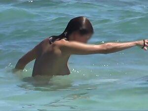 Irresistible big boobs in topless on the beach Picture 2