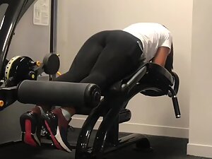 Tight bubble booty caught by a gym voyeur