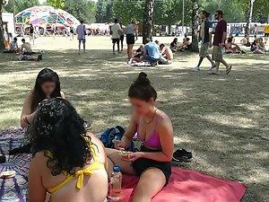Voyeur zooms in on hippie girl's nice tits Picture 5