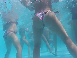 Butt jiggle caught underwater in swimming pool Picture 2