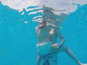 Underwater view of pussy fingering and handjob Picture 8