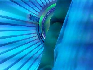 Checking out hot shaved pussy in tanning machine Picture 7