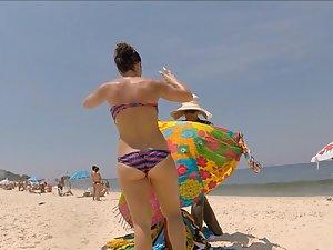 Beach voyeur inspects two girls on the go Picture 1