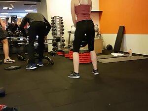 Gym voyeur checks out hot blonde during her workout Picture 1