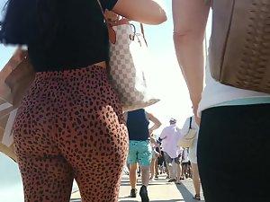 Big wiggly booty in animal pattern leggings Picture 1