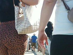 Big wiggly booty in animal pattern leggings Picture 2