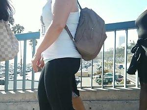 Big wiggly booty in animal pattern leggings Picture 4