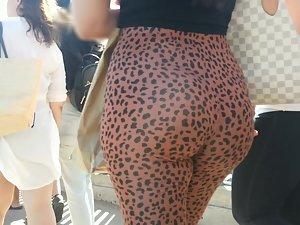 Big wiggly booty in animal pattern leggings Picture 6