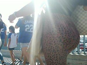 Big wiggly booty in animal pattern leggings Picture 8