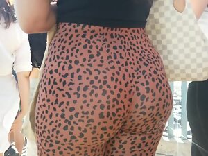 Big wiggly booty in animal pattern leggings