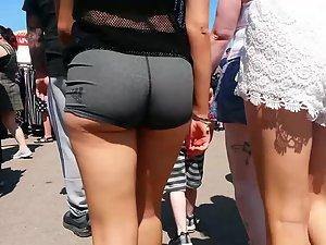 So close to her tight ass that he can smell it Picture 7