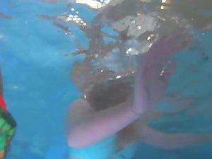 Big boobs from inside the swimming pool Picture 1