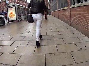 A hot butt on a rainy day Picture 2