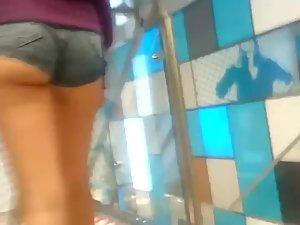 Best ass ever in the shopping mall Picture 7