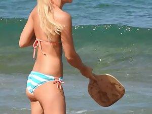 Fit blonde plays on beach Picture 2
