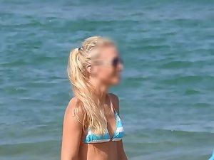 Fit blonde plays on beach Picture 3