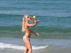 Fit blonde plays on beach Picture 4