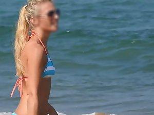 Fit blonde plays on beach Picture 5