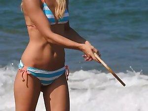 Fit blonde plays on beach Picture 8