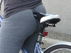 Bicycle seat pokes her gorgeous butt Picture 4