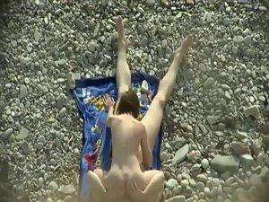 Sixty nine pose spied on the beach Picture 7