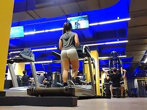 Secretly filming big butt during squats in gym