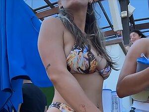 Fit hottie shakes her ass at the pool party Picture 2