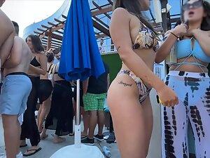 Fit hottie shakes her ass at the pool party Picture 3
