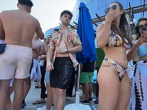 Fit hottie shakes her ass at the pool party Picture 4