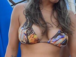 Fit hottie shakes her ass at the pool party Picture 5