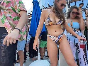 Fit hottie shakes her ass at the pool party Picture 6