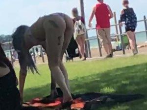 Peeping on punk girl's tattooed ass in park Picture 5